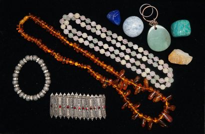 ENSEMBLE comprenant 2 COLLIERS de perles...