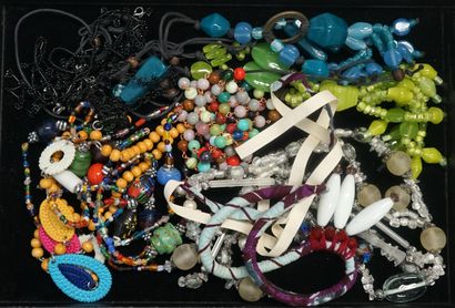 FANTAISIE - ENSEMBLE comprenant 9 COLLIERS...