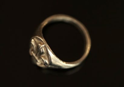 BAGUE CHEVALIERE en argent min 800/°° ornée...