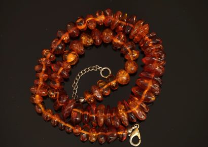 COLLIER de perles d'ambre irrégulières, fermoir...