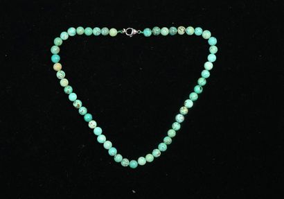 COLLIER de boules de turquoises (8mm), fermoir...