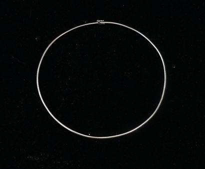 COLLIER ras de cou en or rhodié 9k (375/°°)....
