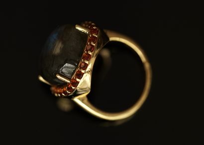 BAGUE en argent doré 925/°° sertie d'un cabochon...