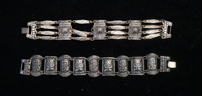 ENSEMBLE en métal argenté comprenant 2 BRACELETS...
