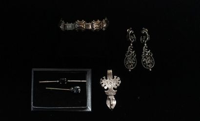 ENSEMBLE en argent min 800/°° comprenant...
