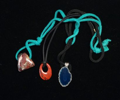 ENSEMBLE de 3 PENDENTIFS en jaspe et agate...