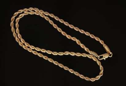 COLLIER à mailles torsadées en plaqué or....