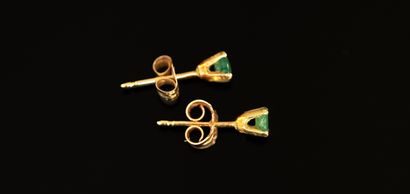 PAIRE DE CLOUS D'OREILLES en or jaune 18K...