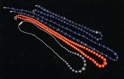 ENSEMBLE comprenant 4 COLLIERS en pierres...