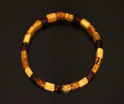 BRACELET en perles rectangulaires d'ambre...