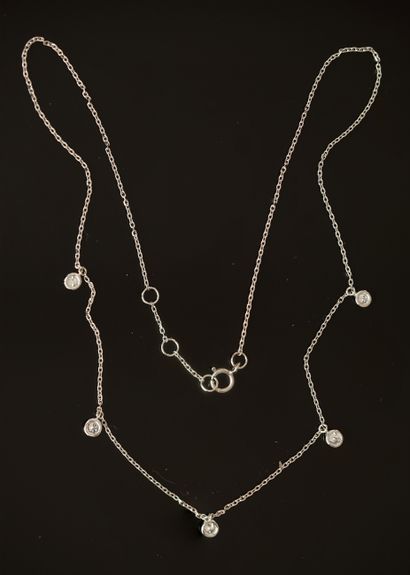 COLLIER en or blanc 18K (750/°°) composé...
