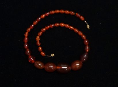 COLLIER composé de perles en chute orangée...