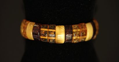 BRACELET en perles rectangulaires d'ambre...