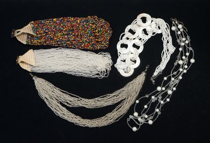 FANTAISIE - ENSEMBLE en perles de rocaille,...