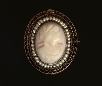 BROCHE PENDENTIF en or rose 9K (375/°°) centrée...