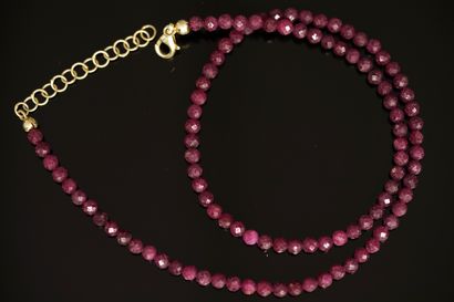 COLLIER en perles rondes facettées de rubis...