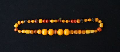 COLLIER composé de perles en ogives, rondes,...