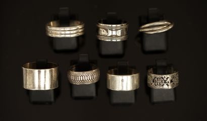ENSEMBLE en argent min 800/°° comprenant...