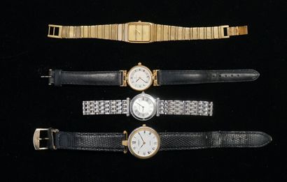 ENSEMBLE de 4 MONTRES bracelet en métal doré...