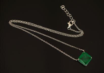 COLLIER en argent 925/°° retenant une émeraude...