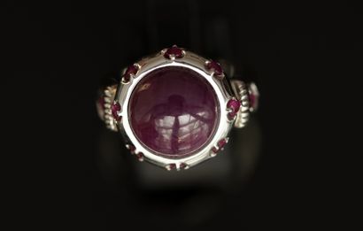 BAGUE en argent 925/°° centrée d'un cabochon...