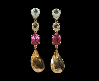 PAIRE DE PENDANTS D'OREILLES en argent doré...