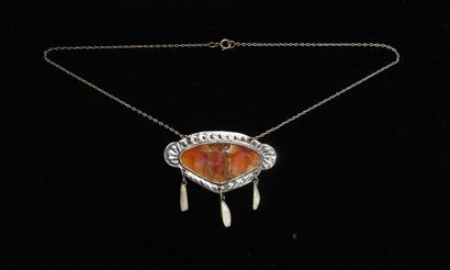 COLLIER en métal argenté centré d'un élément...