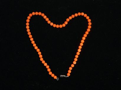 COLLIER en boules de corail naturel orangé...