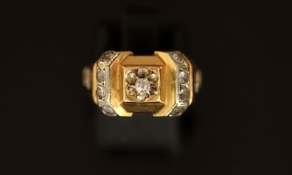 BAGUE en or jaune 18K (750/°°) de forme géométrique...