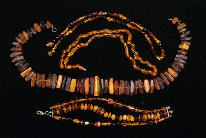 ENSEMBLE en ambre de différentes couleurs...