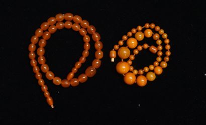 ENSEMBLE de 2 COLLIERS de perles synthétiques...