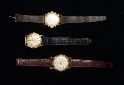 ENSEMBLE de 3 MONTRES bracelet en métal doré...