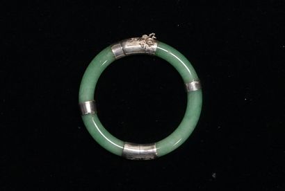 BRACELET JONC ouvrant en pierre dure verte...
