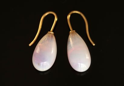 PAIRE DE DORMEUSES en or 18K (750/°°) retenant...