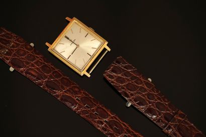 OMEGA - MONTRE BRACELET carrée en métal doré...