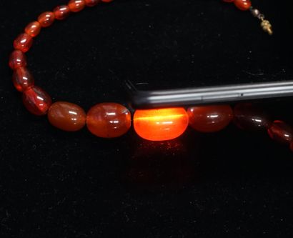 COLLIER composé de perles en chute orangée...