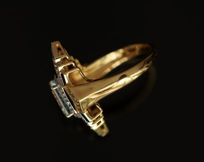 BAGUE en argent doré 925/°° de forme géométrique...