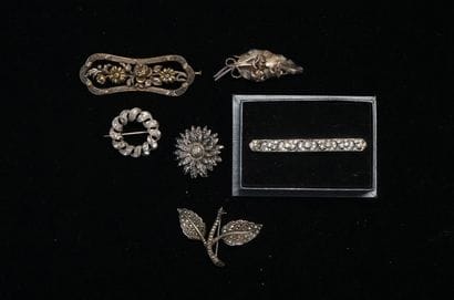 ENSEMBLE en argent min 800/°° comprenant...