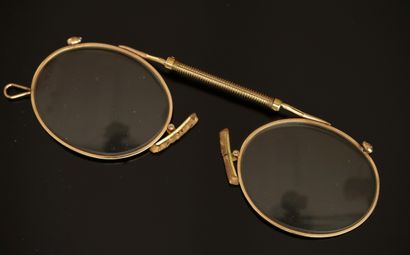 LUNETTE PINCE-NEZ en métal plaqué or.