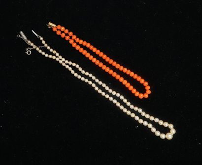 ENSEMBLE comprenant 1 COLLIER de perles de...