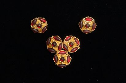 TON PASCAL, PARIS - BROCHE et PAIRE DE CLIPS...