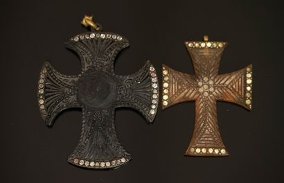 RELIGIOSA - ENSEMBLE de 2 CROIX en composite...