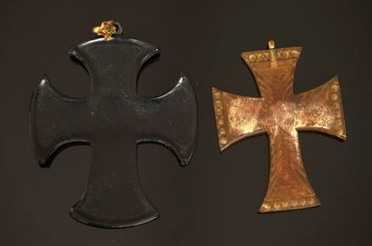 RELIGIOSA - ENSEMBLE de 2 CROIX en composite...