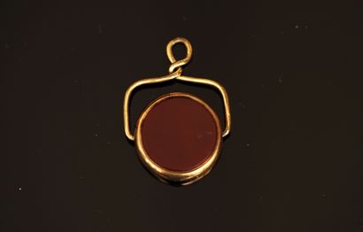 PENDENTIF SCEAU en métal doré présentant...