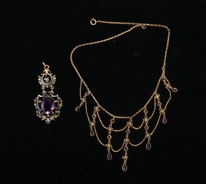 ENSEMBLE en métal doré comprenant 1 PENDENTIF...
