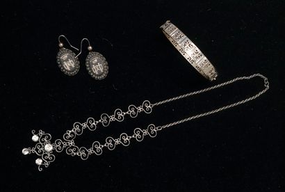 ENSEMBLE en métal argenté comprenant 1 COLLIER...