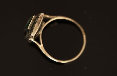 BAGUE ancienne en métal argenté à chaton...