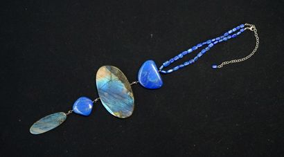 IMPORTANT COLLIER en perles de lapis lazuli...