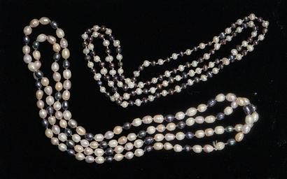 ENSEMBLE comprenant 2 SAUTOIRS de perles...