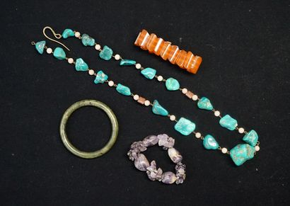 ENSEMBLE en pierres dures comprenant 1 BRACELET...